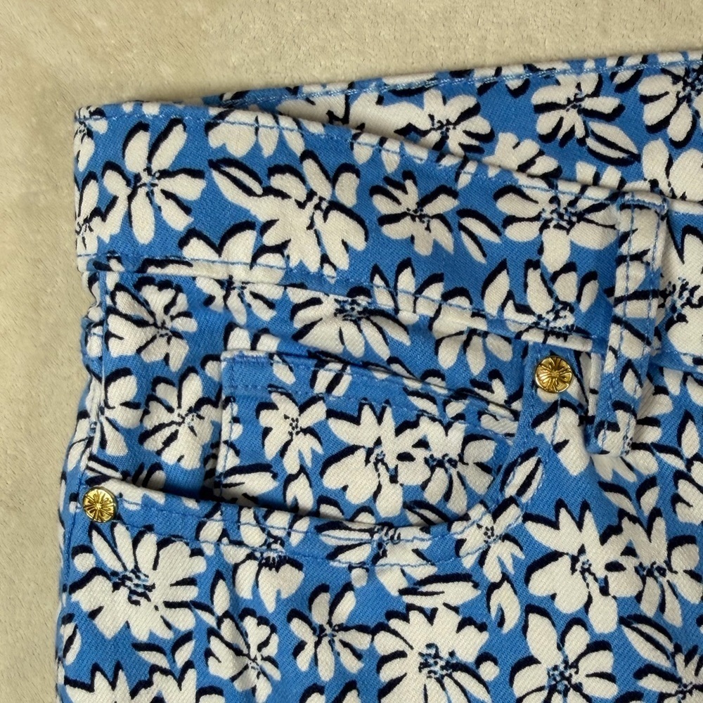Lilly Pulitzer Sz 2 Stretch Cotton Blue and White All Over Pattern Floral Shorts - Picture 3 of 10